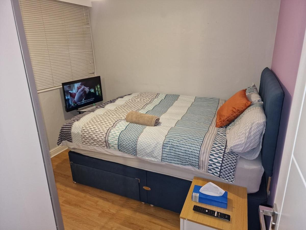 Nightrest Homes Hemel Hempstead Smart Tv In Each Room - Parking Exteriör bild