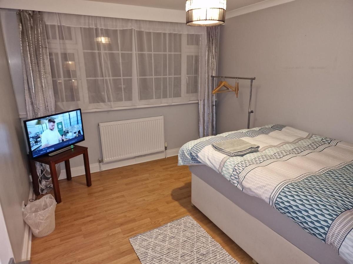 Nightrest Homes Hemel Hempstead Smart Tv In Each Room - Parking Exteriör bild